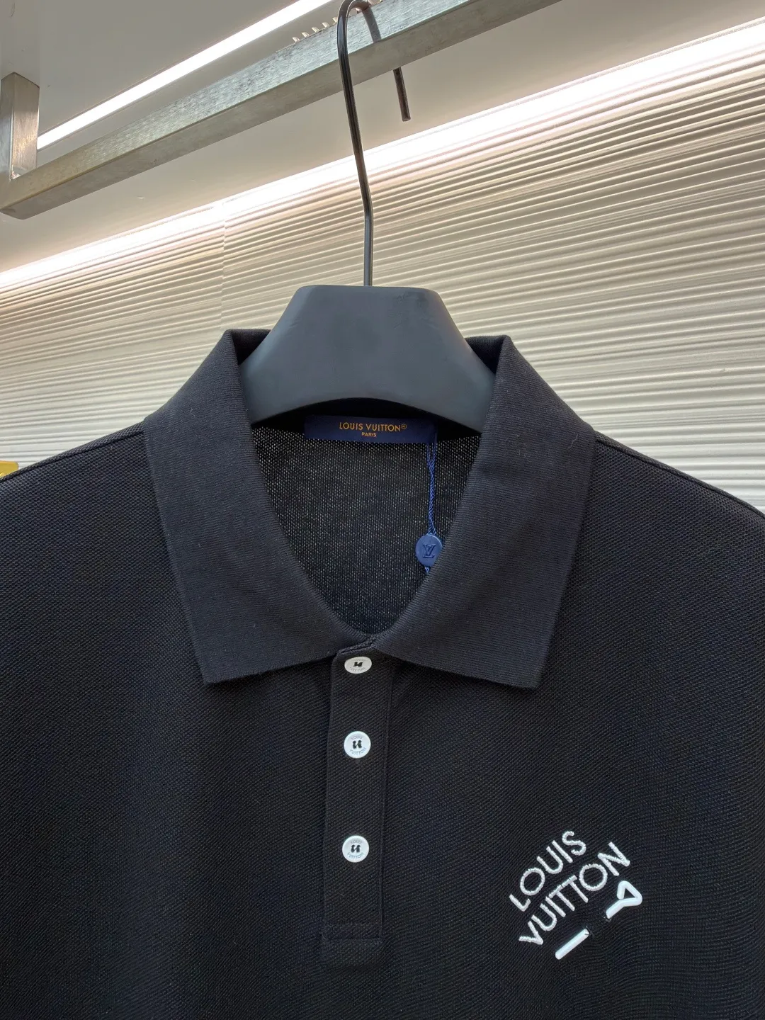 LOUIS VUITTON pin embroidered polo shirt ●Original version: purchased and developed for 6500 ●Item number: 1681203-A35 ●Fabric: pique cotton fabric ●Technology: embroidery production ●Color: black ●Version: fitted version ●Weight: about 310 grams ●Size: XS-S-M-L ●Description: The fabric is made of customized 6-corner piqué cotton, with unique shape and texture, which is breathable and comfortable, not easy to deform and has greatly increased durability; the flat-knit thread dyeing for the neckline ensures that the color of the neckline perfectly matches the overall tone of the clothes. The flat-knit thread production process makes the neckline highly elastic and fits the neck without feeling constrained when worn; a keyhole is specially made under the embroidery, and custom-made pin accessories are strung together as decorative highlights to add a sense of fashion and uniqueness to the clothes. The overall wiring is straight and delicate, the fabric is comfortable and soft, and the color is consistent without color difference. It can be matched with the same style to create a fashionable look and control various occasions. Customized accessories, complete with three standards, same style for men and women!